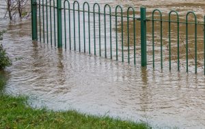 Vand i kælder efter regn – årsager, løsninger og rådgivning