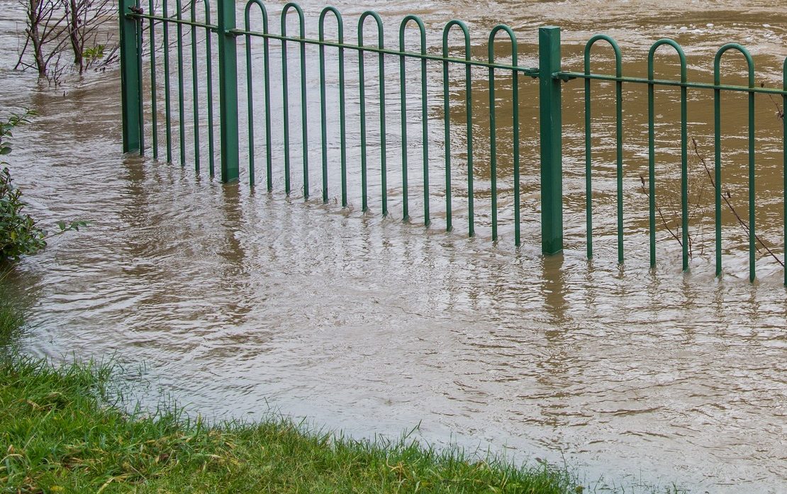 Vand i kælder efter regn – årsager, løsninger og rådgivning