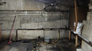 Fugtig kælder – få hjælp med kælder renovering og ventilation