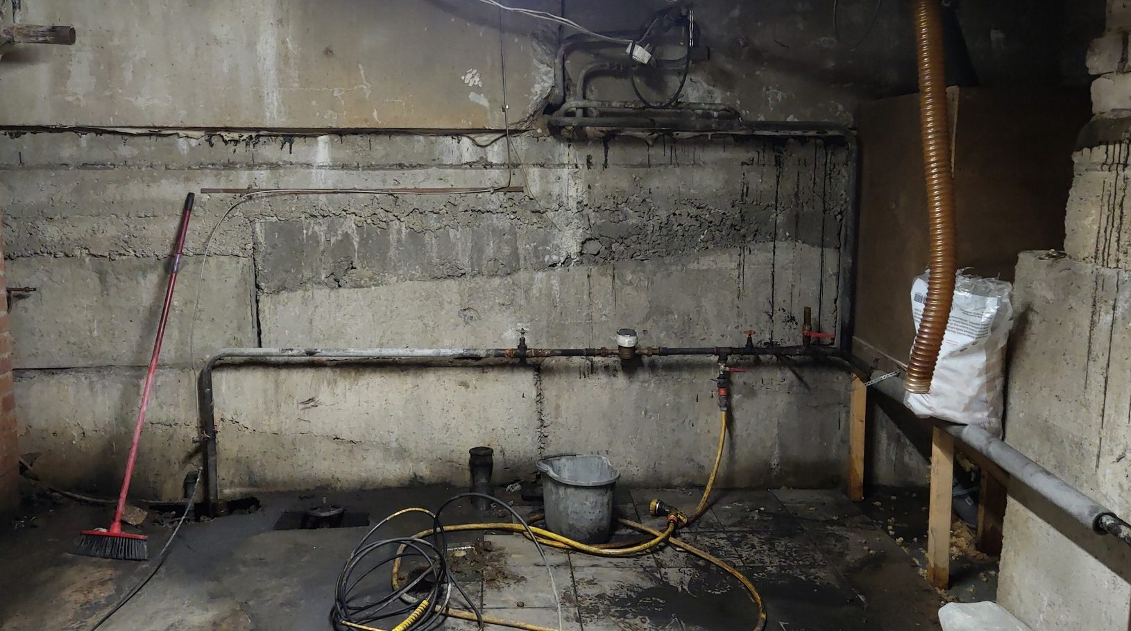 Fugtig kælder – få hjælp med kælder renovering og ventilation